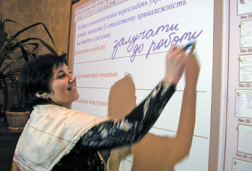 Людмила Федоренко, преподаватель лицея № 100, готовит интерактивный урок с помощью интерактивной доски SMART