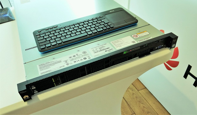 Серверы Huawei FusionServer RH1288 V3 представляют двухсокетное оборудование, предназначенное для монтажа в стойку. Данное устройство обладает малыми габаритами, его ширина составляет всего 1U.