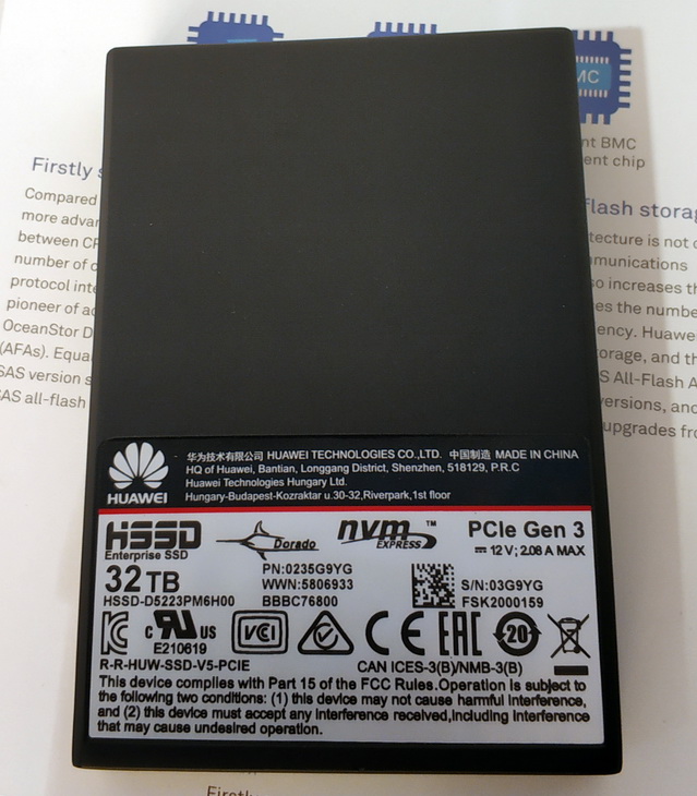 SSD диск стандарта NVM Express емкостью 32 ТБ. Предназначен для установки в системах хранения данных Dorado.
