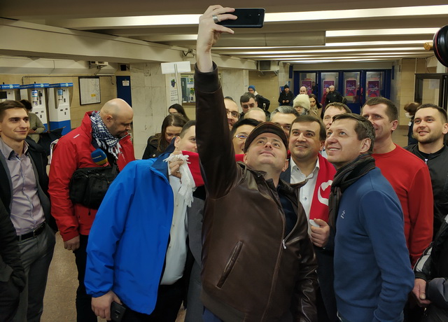 В честь запуска скоростного интернета на первой станции метро представители трех мобильных операторов и киевской власти сделали торжественное селфи