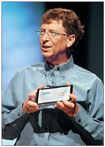Билл Гейтс с прототипом “ультрамобильного” семидюймового Tablet PC