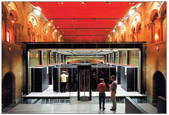 Местом проведения конференции организаторы выбрали машинный зал барселонского суперкомпьютерного центра, где установлена система MareNostrum — одна из самых мощных в Европе