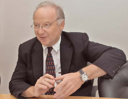 Жан-Поль Бергманс, директор Sun Microsystems в регионе СНГ: “Наша философия относительно открытия исходного кода Solaris заключается в том, что, имея доступ к коду, больше людей сможет оценить преимущества этой системы и использовать их в повседневной работе”