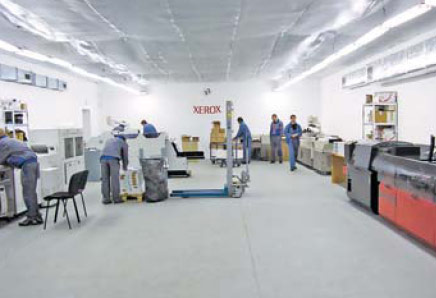 Производительность принт-центра Xerox составляет до 4 млн. персонализированных счетов в месяц. Слева — высокопроизводительные принтеры DocuTech 180HLC, справа — единственный в Украине конвертовальщик-рекордсмен Kern 3500, способный паковать до 22 тыс. конвертов в час