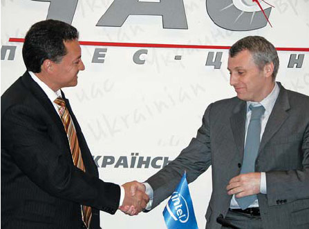 Кристиан Моралес, вице-президент Sales and Marketing Group корпорации Intel в регионе EMEA (слева) обменивается с Георгием Дзеконом, главой правления “Укртелекома” подписанным текстом “Меморандума”