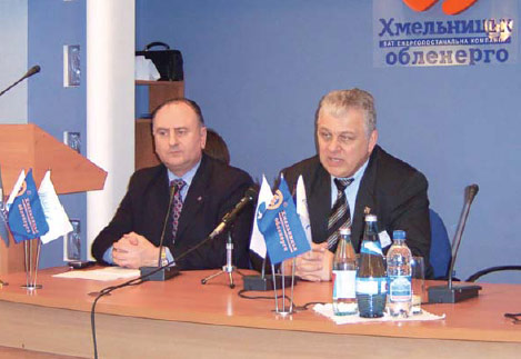 Слева направо: Александр Шпак, генеральный директор “Хмельницкоблэнерго”, Евгений Селиванов, советник генерального директора Jet Infosystems