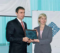 Анастасия Демидова вручает сертификат руководителю Центра знаний “Инком” Игорю Закалову