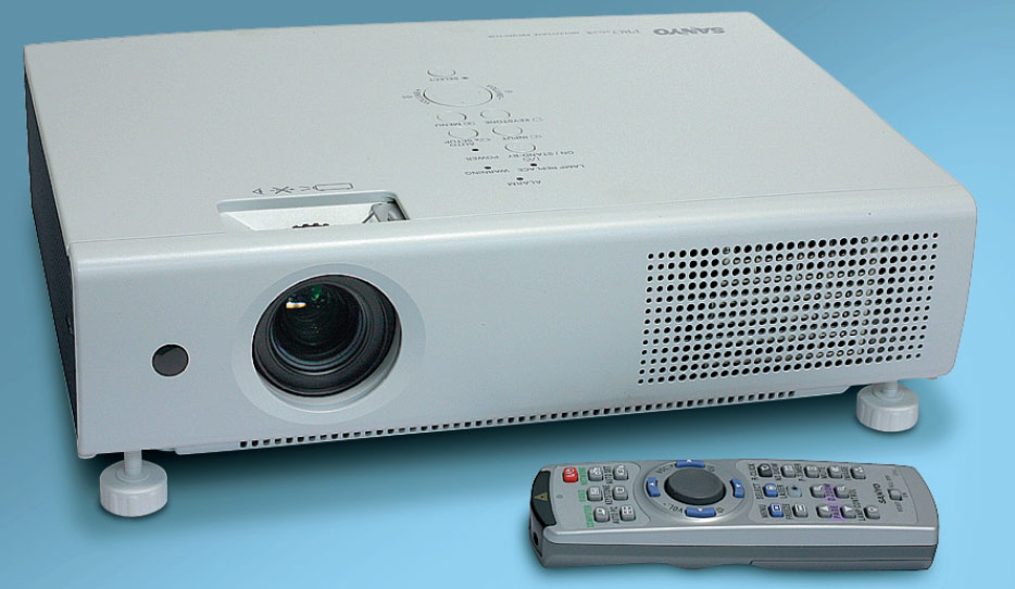 Яркий проектор Sanyo PLC-XU110 подключается по беспроводной сети и работает с флэш-дисками