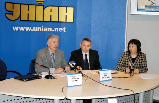 Анатолий Балюк (слева): “В 2006 году компания Diawest продемонстрировала высокие темпы развития и смогла значительно расширить присутствие в регионах. Сегодня в 44 городах Украины работает 62 розничных магазина сети “Комп’ютерний свiт”. В минувшем году мы выпустили 28 тысяч машин вместо запланированных 22 тысяч”