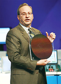 Джастин Раттнер демонстрирует пластину с 45 нм процессорами Penryn