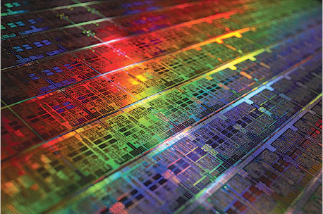 Так выглядят четырехъядерные процессоры Barcelona на 300-миллиметровой пластине-подложке. AMD надеется, что они дадут хороший импульс дальнейшему развитию бизнеса