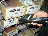 Перед тем как работник сможет взять деталь из лотка, информация проверяется на соответствие (сканирование штрихкода на боку ящика), а после этого через терминал отмечается, что она пошла в дело (в АСУ компании — в режиме онлайн)