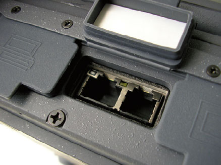 Все порты и разьемы скрыты под защищенными шторками