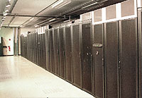 На площади 1200 м2 удалось разместить около 160-ти шкафов NetShelter. Суммарная потребляемая мощность ЦОДа может достигать 1,2 МВт, а мощность системы охлаждения — 1,4 МВт