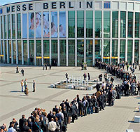 Очередь на регистрацию. Какие препятствия приходится преодолеть, чтобы попасть в конгресс-центр, где проходила берлинская конференция SAPPHIRE 2008!