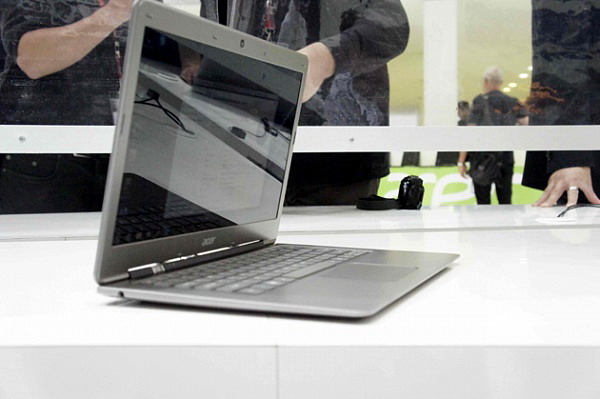 ��� ���� ������� ���� HDMI ��� ����������� � �������� ������ ��� ���������, ���� USB � ��������� ��� ���� ������ (�� ����������� ���� ��� ����������� ������������� ���������, VGA � ���������� ������). 