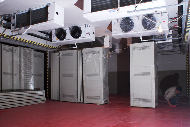 В вычислительном центре применена коридорная система охлаждения, с чередованием холодных и горячих коридоров